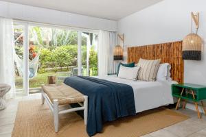 een slaapkamer met een groot wit bed en een raam bij Lagoon Attitude (Adults Only) in Cap Malheureux