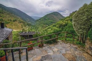 una escalera con vistas a un valle con montañas en Esquíos - Apto. El Pajar, en Taramundi 16 fotos más