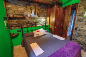 A bed or beds in a room at Esquíos - Apto. Cuarto do forno