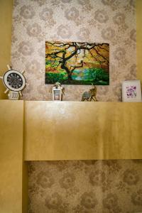 une peinture d'un arbre sur une étagère dans l'établissement Floare de Iris, à Vama Veche