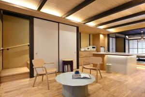 京都市にある京の温所 丸太町 #7のテーブルと椅子とキッチンのある部屋