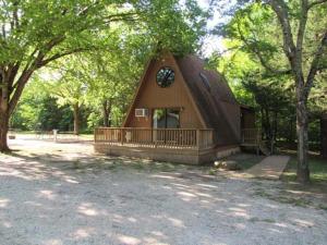 ブランソン・ウェストにあるBar M Resort & Campgroundの小さな家