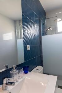 Koupelna v ubytování Apartamentos Maruja Roig 1 Playa Sur + 37 fotografií