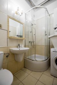 盧布林的住宿－Centro，带淋浴、盥洗盆和卫生间的浴室