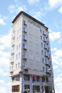 un grand bâtiment blanc avec un ciel en arrière-plan dans l'établissement Grand Liza Hotel, à Istanbul