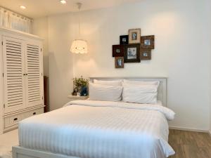 Un dormitorio con una cama grande con sábanas blancas. en Summer Huahin Condo612,Near beach&Cicada,Beautiful swimming pool, en Hua Hin 37 fotos más
