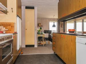 Een keuken of kitchenette bij 6 person holiday home in Hejls
