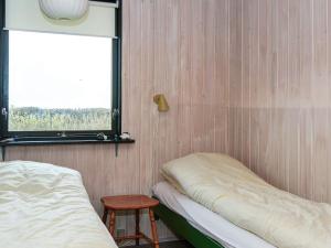 Een bed of bedden in een kamer bij 6 person holiday home in Hejls