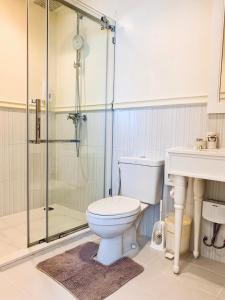 Un baño con inodoro, ducha y lavabo. en Summer Huahin Condo612,Near beach&Cicada,Beautiful swimming pool, en Hua Hin