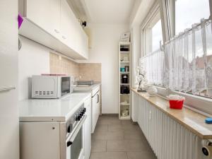 uma cozinha com electrodomésticos brancos e uma janela em Cosy Holiday Home in Mohnesee em Möhnesee