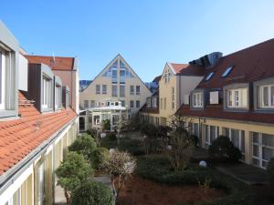 una vista aérea de una fila de casas en Comfor Hotel Ulm City, en Ulm