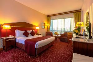 A bed or beds in a room at Golden Tulip Hotel Flamenco Cairo