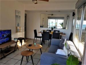 Una sala de estar con un sofá azul y una mesa. en Anacasa Las Nereidas Les Marines AP3212, en Denia