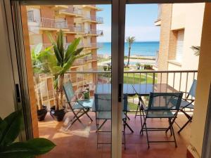 Un balcón con mesa y sillas y vista al mar. en Anacasa Las Nereidas Les Marines AP3212, en Denia