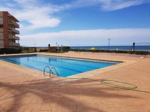 una piscina con una manguera frente a un edificio en Anacasa Las Nereidas Les Marines AP3212, en Denia