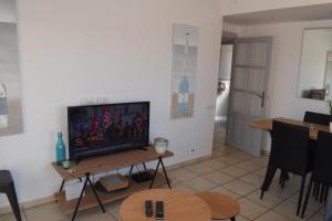 Una sala de estar con un televisor de pantalla plana sobre una mesa. en Anacasa Las Nereidas Les Marines AP3212, en Denia