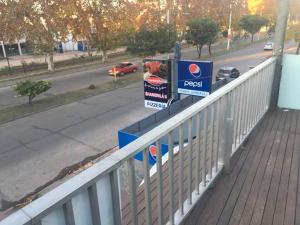 una valla blanca con letreros al lado de una calle en Relax IV, en Paysandú