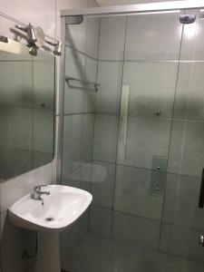 パイサンドゥーにあるRelax IVのバスルーム(洗面台、ガラス張りのシャワー付)