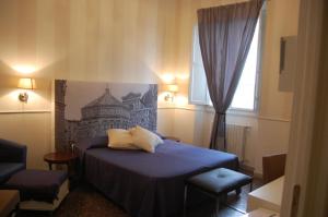 ein Schlafzimmer mit einem blauen Bett und einem Fenster in der Unterkunft Duomo View in Florenz