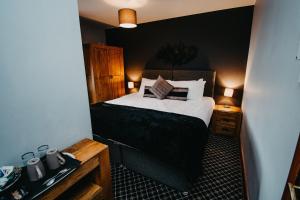 Säng eller sängar i ett rum på Seafield Arms Hotel