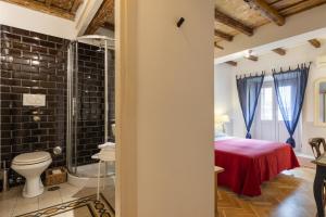 um quarto com uma cama, um chuveiro e um WC em The Bluehostel em Roma