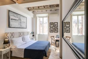 a bedroom with a bed and a table and chairs at The Bluehostel in Rome +31 photos