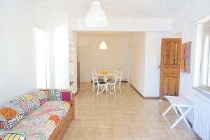 - un salon avec un canapé et une table dans l'établissement Panoramic Villa Near The Sea, à Altavilla Milicia