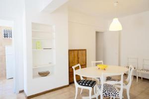 une salle à manger blanche avec une table et des chaises dans l'établissement Panoramic Villa Near The Sea, à Altavilla Milicia