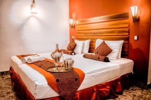 una habitación de hotel con una cama con una mesa encima en Hotel Sunray, en Kandy