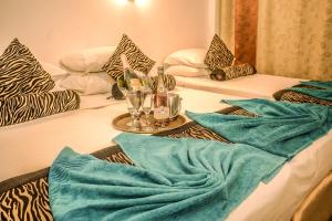 Habitación con 2 camas y mantas azules. en Hotel Sunray, en Kandy