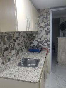 Η κουζίνα ή μικρή κουζίνα στο 2 Guests 1bed Studio 3min To Beach And Main Street