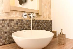 A bathroom at Onar Rooms & Studios