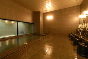 伊勢崎市的住宿－AB Hotel Isesaki，客房 - 带游泳池的浴室