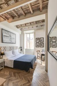 um quarto com uma cama grande e uma mesa em The Bluehostel em Roma