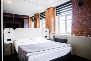 Łóżko lub łóżka w pokoju w obiekcie Statskij Sovetnik Hotel Kustarnyy