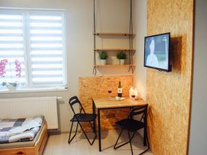 プウォツクにあるBielik - Pokoje Gościnneのテーブル、椅子、ベッドが備わる客室です。
