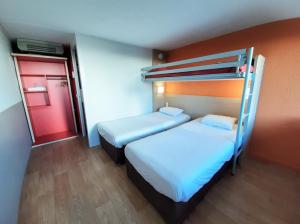 Un pat sau paturi într-o cameră la Première Classe Mâcon Sud