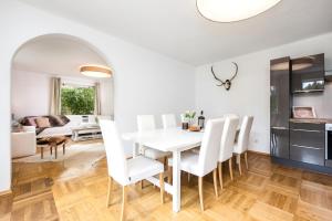 ザルツブルクにあるTownhouse RIVA, prime location in the city of Salzburg, 1000m2 backyardの白いダイニングルーム(白いテーブルと椅子付)