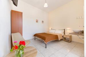 A bed or beds in a room at Onar Rooms & Studios