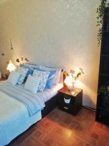 モスクワにあるApartments on Kashirskoye shosse 112к1のベッドルーム1室(青い枕とテーブル付)