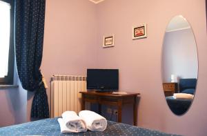 Televízia a/alebo spoločenská miestnosť v ubytovaní Il Peperino GuestHouse