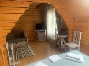 Televízia a/alebo spoločenská miestnosť v ubytovaní Villa "Затишна"