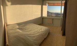 um quarto com uma cama num quarto com uma janela em Boost Your Immo Marseille La Rouvière 121E1 em Marselha