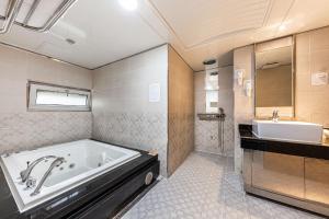 Phòng tắm tại Friendly DH Naissance Hotel by Mindrum Group +76 ảnh