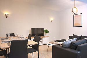 a living room with a dining table and a tv at Villa Apanemo in Potamós