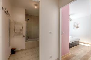 baño con ducha a ras de suelo y cama en Appart L'avant Scene Tresums, en Annecy 68 fotos más