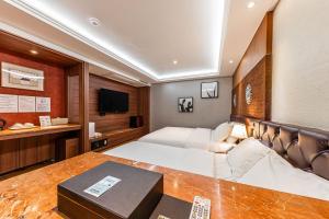 TV/trung tâm giải trí tại Friendly DH Naissance Hotel by Mindrum Group