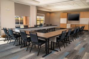 a large conference room with a long table and chairs at Hyatt House Nashville/Franklin/Cool Springs in Franklin +39 photos