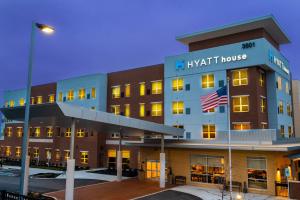 a hotel with an american flag in front of it at Hyatt House Nashville/Franklin/Cool Springs in Franklin
