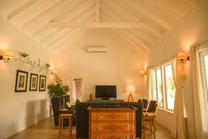 a living room with a desk and chairs at Casa Nueva Zelanda in Tandil
